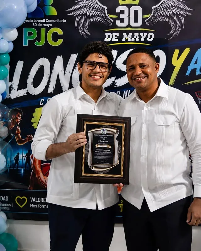Christian Pérez es reconocido por el Proyecto Juvenil Comunitario 30 de Mayo, fotografía 2 de 5