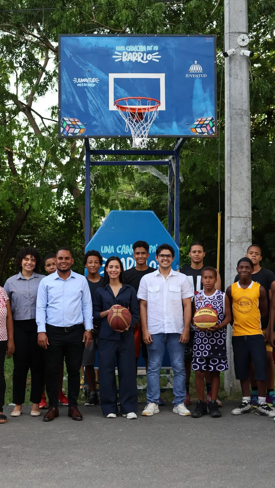 Entrega de una cancha móvil en Los Altos del Dique.