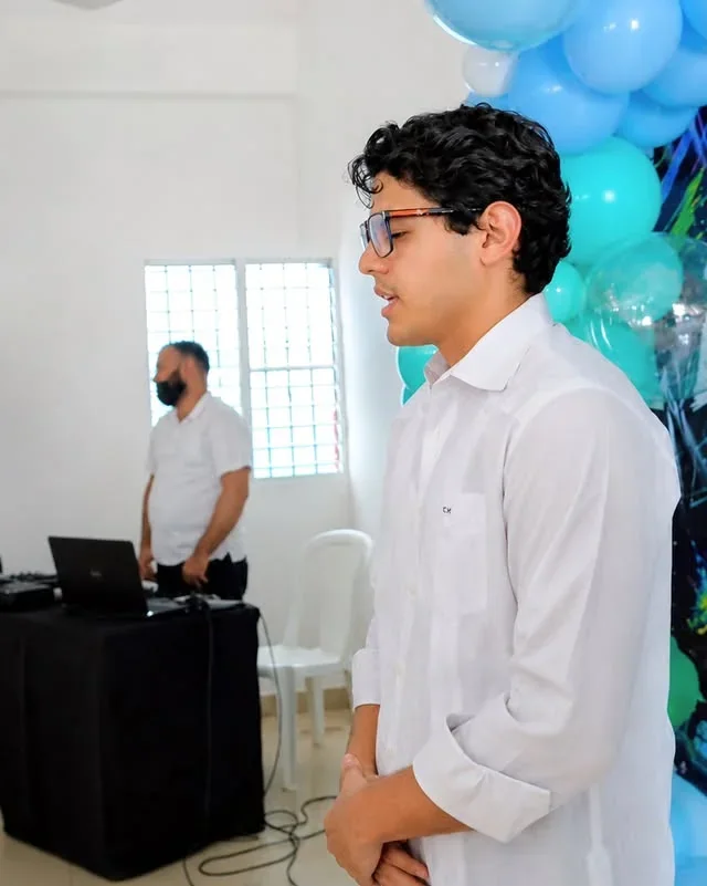 Christian Pérez es reconocido por el Proyecto Juvenil Comunitario 30 de Mayo, fotografía 3 de 5