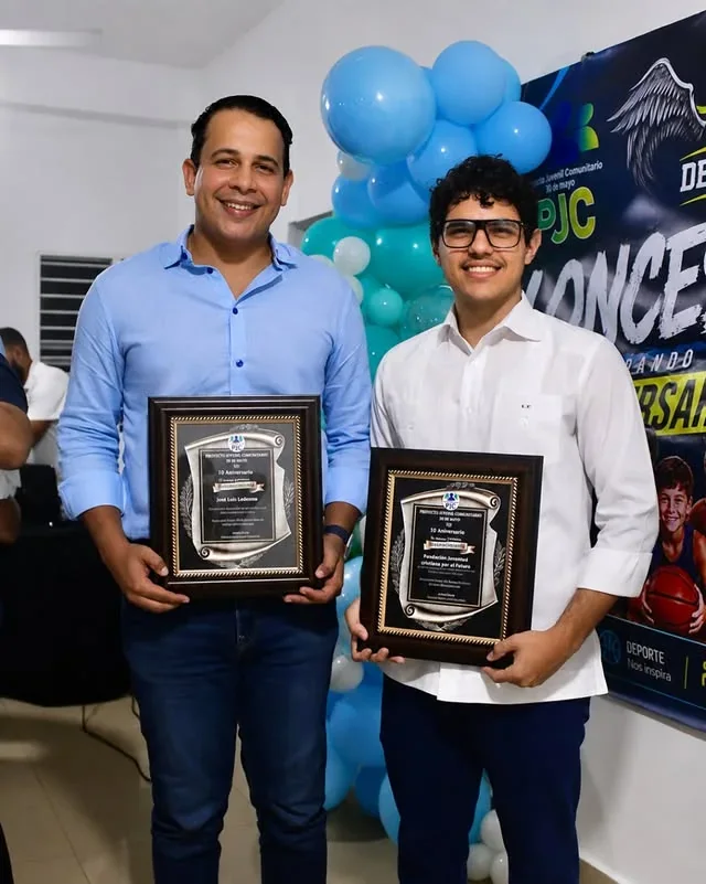Christian Pérez es reconocido por el Proyecto Juvenil Comunitario 30 de Mayo, fotografía 4 de 5