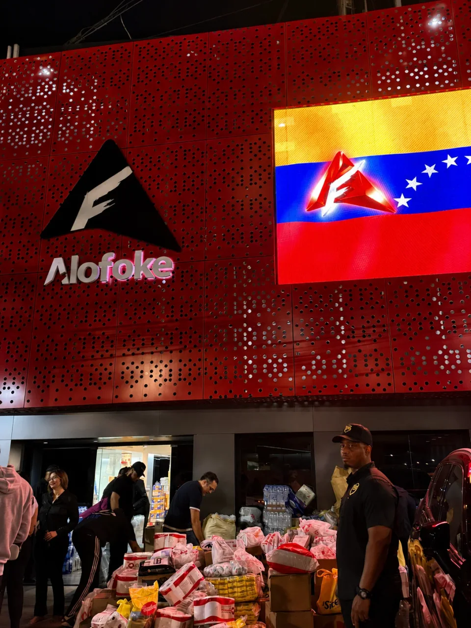 Fundación JCF entrega ayuda humanitaria para Venezuela en centro de acopio de Alofoke, fotografía 3 de 3