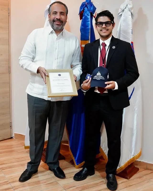 Entrega del Reconocimiento al Mérito a Alberto Rodríguez.