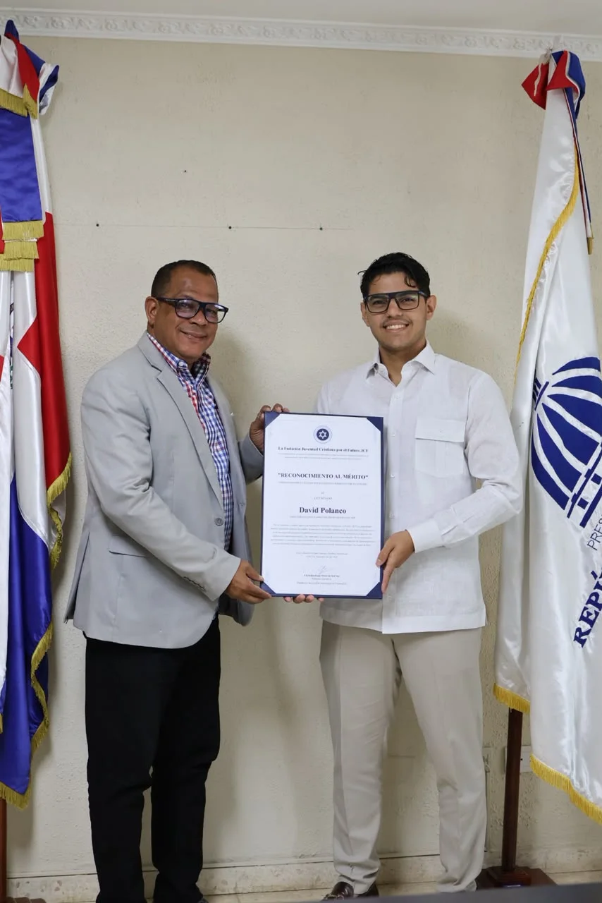Christian Pérez, presidente de Fundación JCF, entrega un reconocimiento a David de Jesús Polanco, director del programa Comunidad Segura, por su apoyo a las iniciativas de la entidad.
