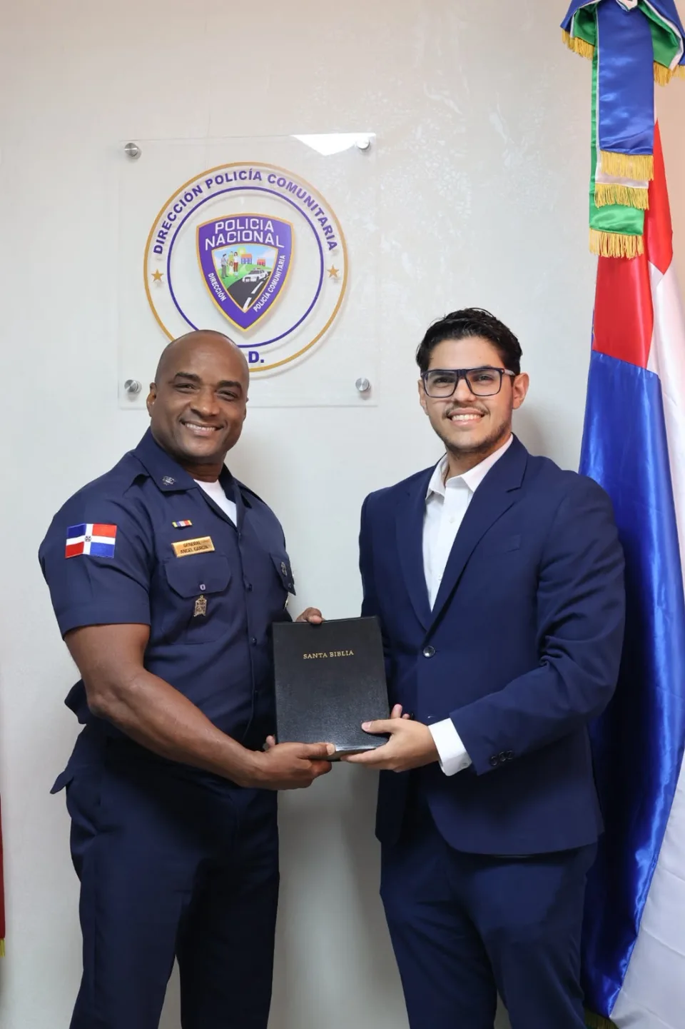 Christian Pérez, presidente de la Fundación JCF, entrega una Biblia personalizada al general Ángel García Jaime, director de la Policía Comunitaria.