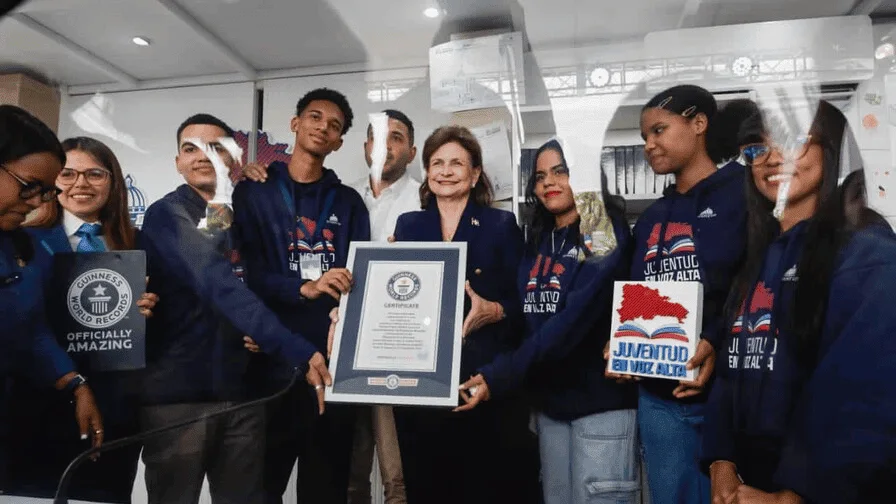 La vicepresidenta Raquel Peña sostiene el certificado del nuevo récord Guinness junto a los jóvenes que lograron la hazaña. (TOMADO DE LA CUENTA DE X DEL MINISTERIO DE LA JUVENTUD)